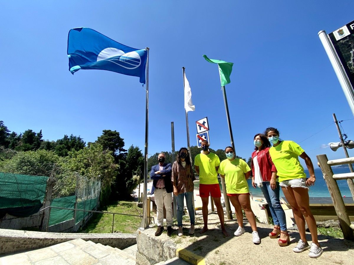 Izado de la bandera azul en la playa de Mogor