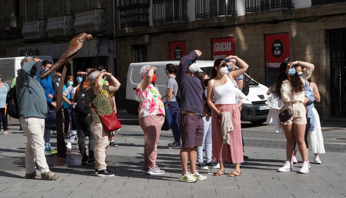 Un grupo de turistas na praza da Peregrina