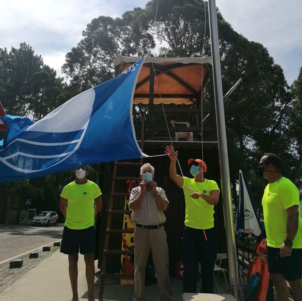 Izado da bandeira azul na praia de Cabeceira, no Lugar de Lourido (Poio)
