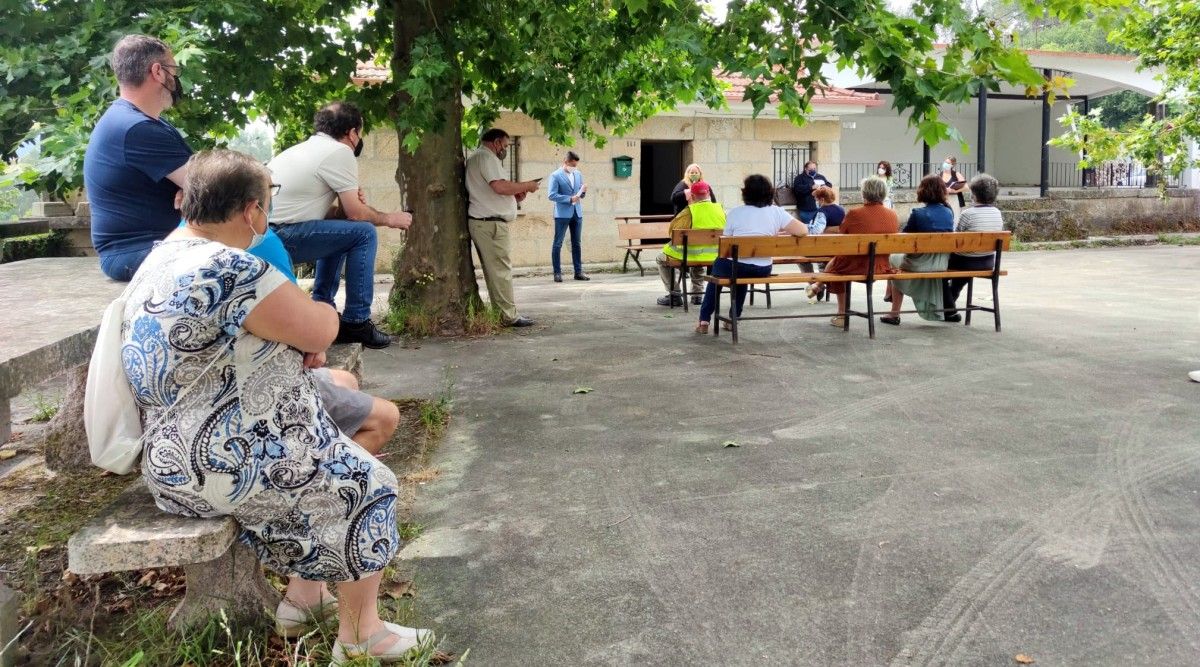 Encontro do alcalde coa veciñanza de Tourón para tratar os efectos do Parque Eólico da Rula