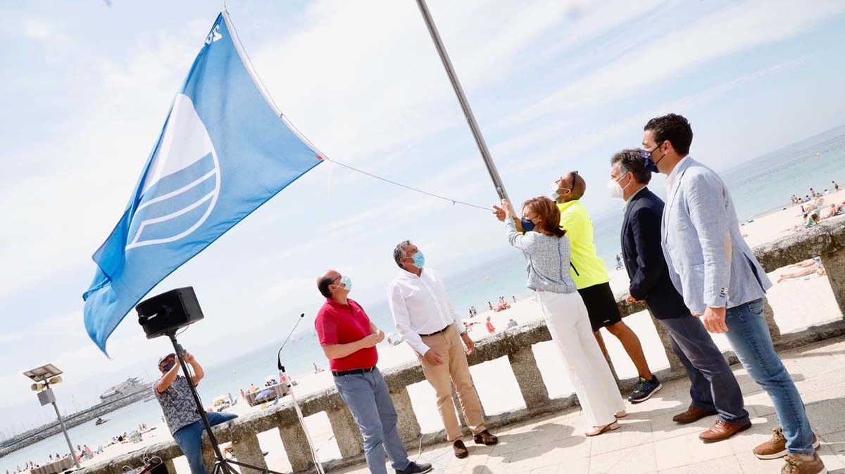 Izado da bandeira azul na praia de Silgar