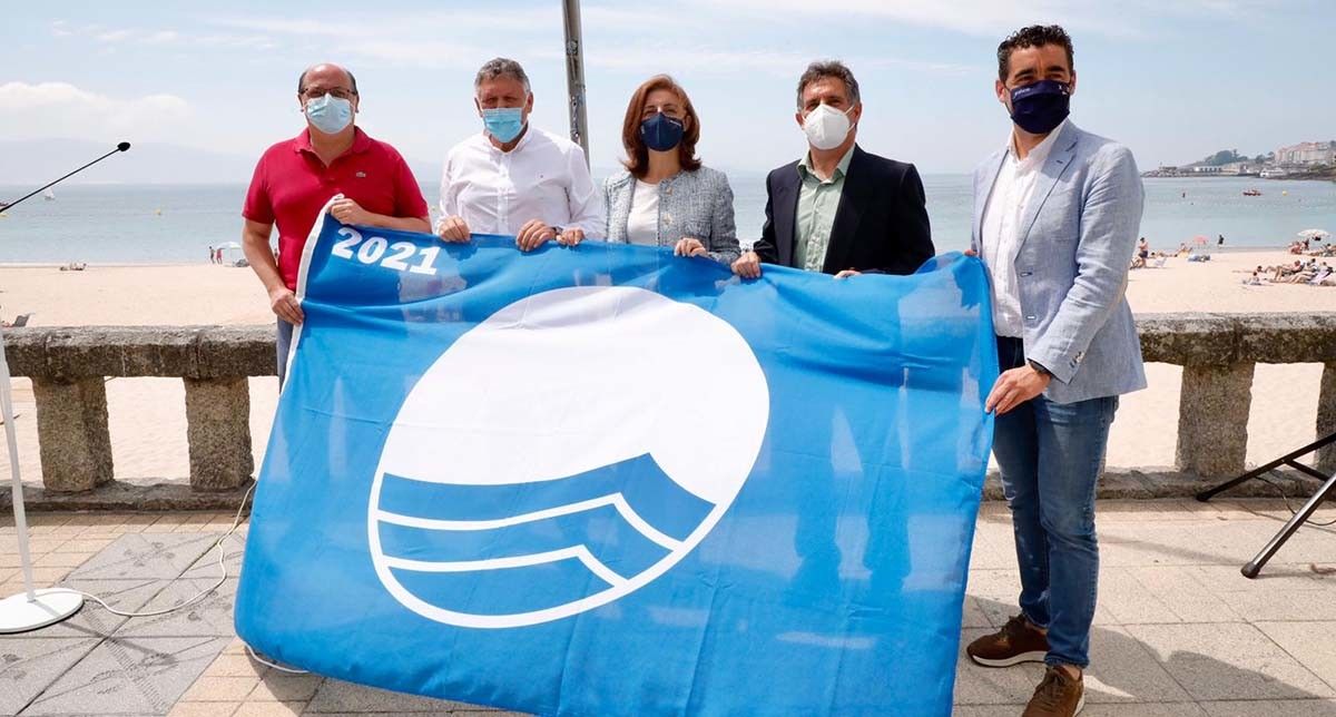 Izado de la bandera azul en la playa de Silgar