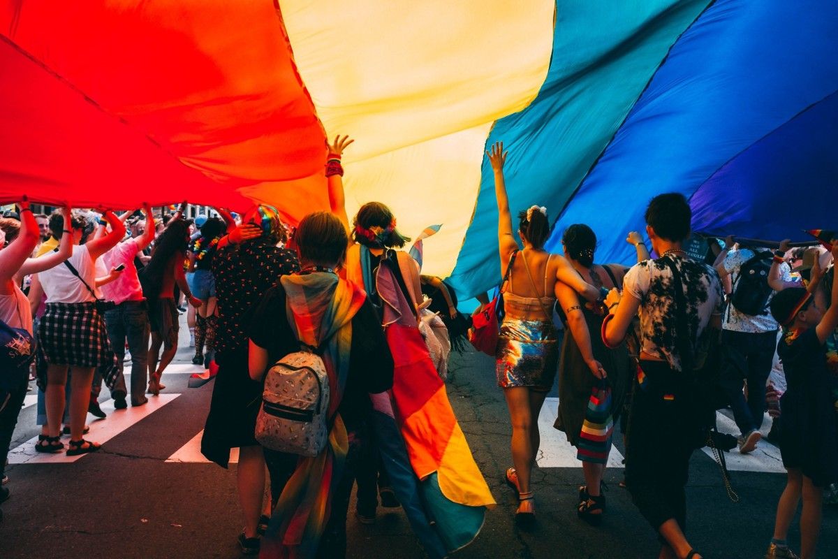 Imaxe promocional de ‘Ambienta’ coa bandeira arco iris