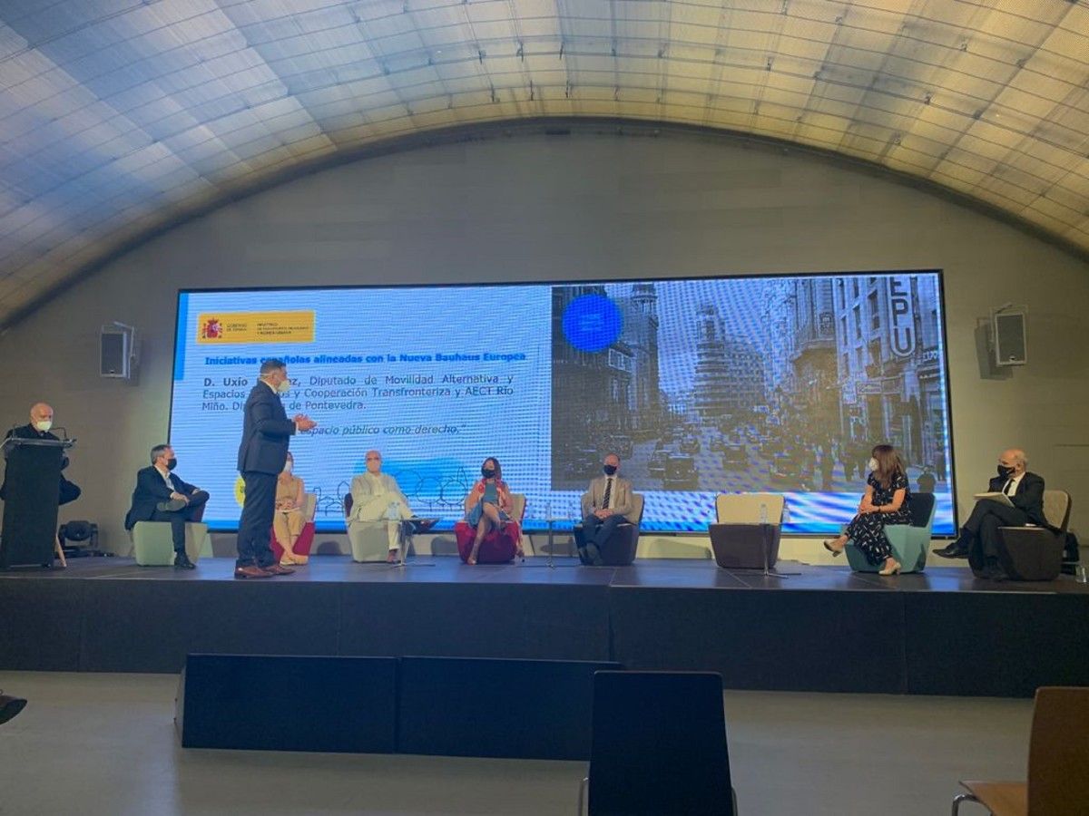 El diputado de Mobilidade e Espazo Público Uxío Benítez explica el proyecto Ágora en la Jornada de Nueva Bauhaus