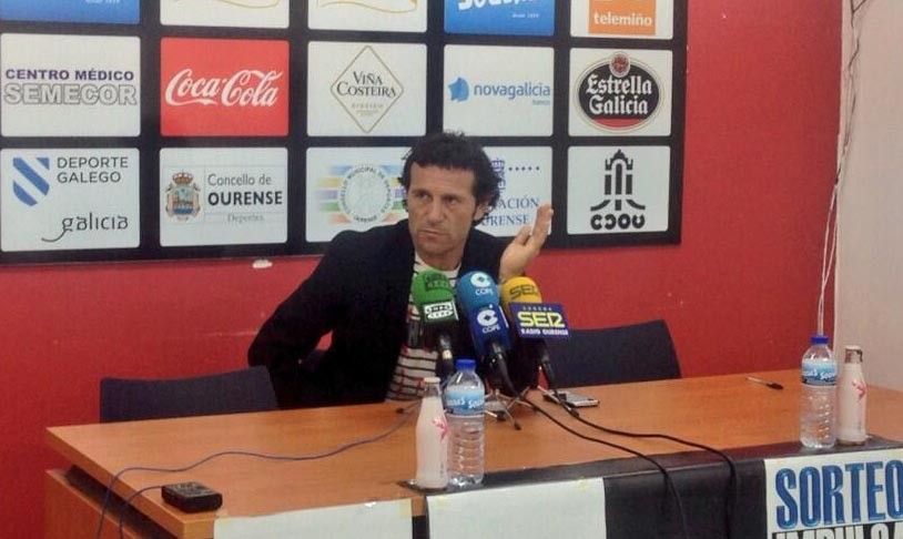 Luisito en una rueda de prensa cuando era entrenador del Ourense