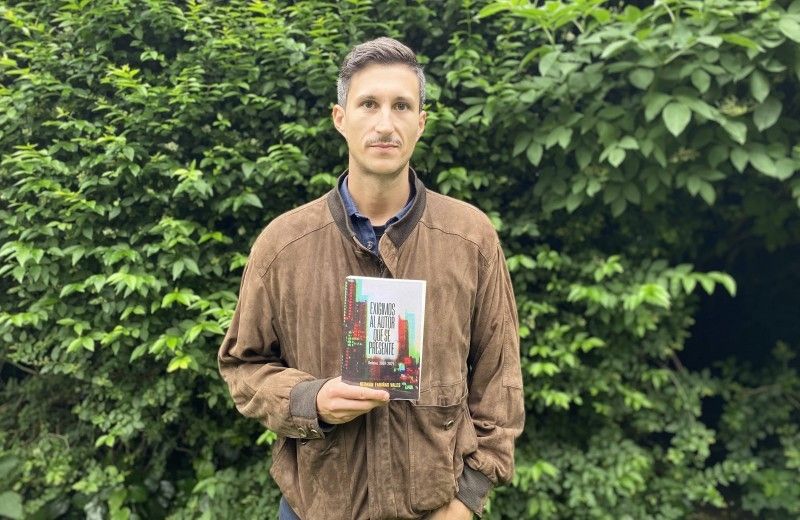 El pontevedrés Hernán Fariñas Vales, residente en Brighton, con su primer libro de relatos