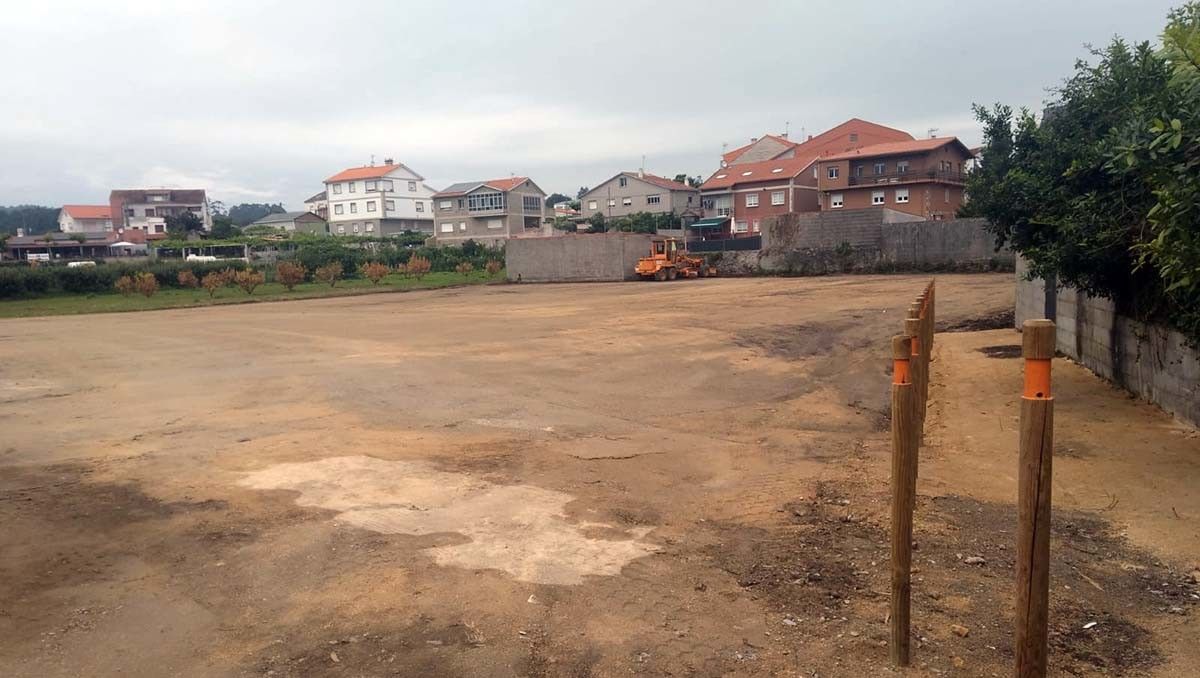 Aparcamiento disuasorio en la zona de A Xunqueira, en Portonovo