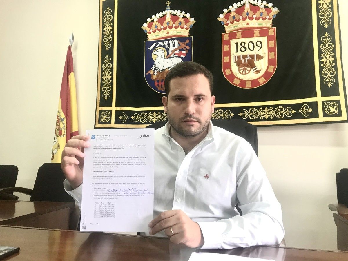 Jorge Cubela muestra el informe desfavorable de la Xunta a los parques eólicos de Siroco y Tramontana