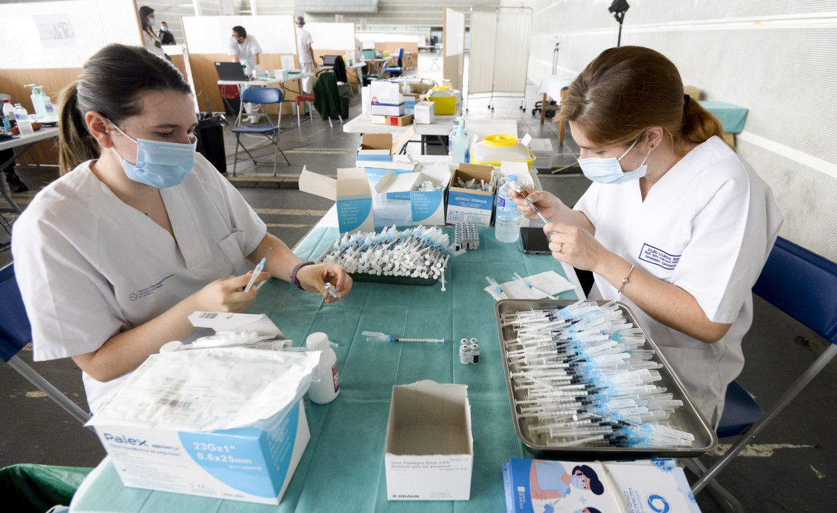 Vacinación de persoas menores de 40 anos no Recinto Feiral