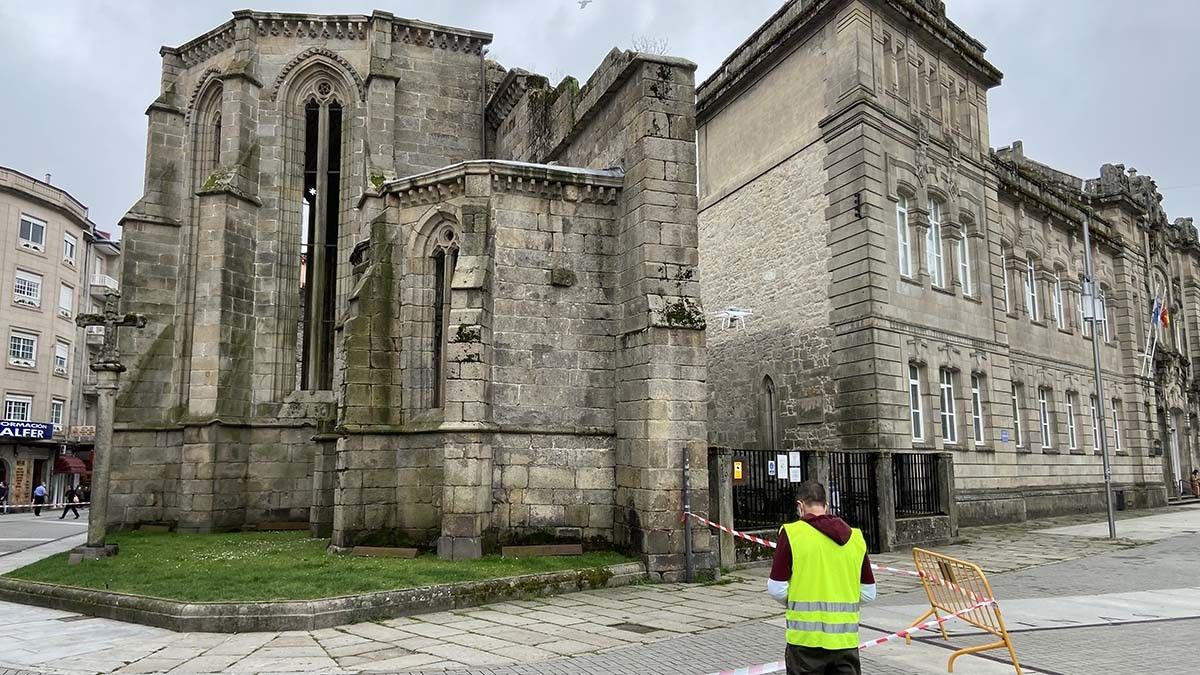 Dron para examinar as Ruínas de San Domingos