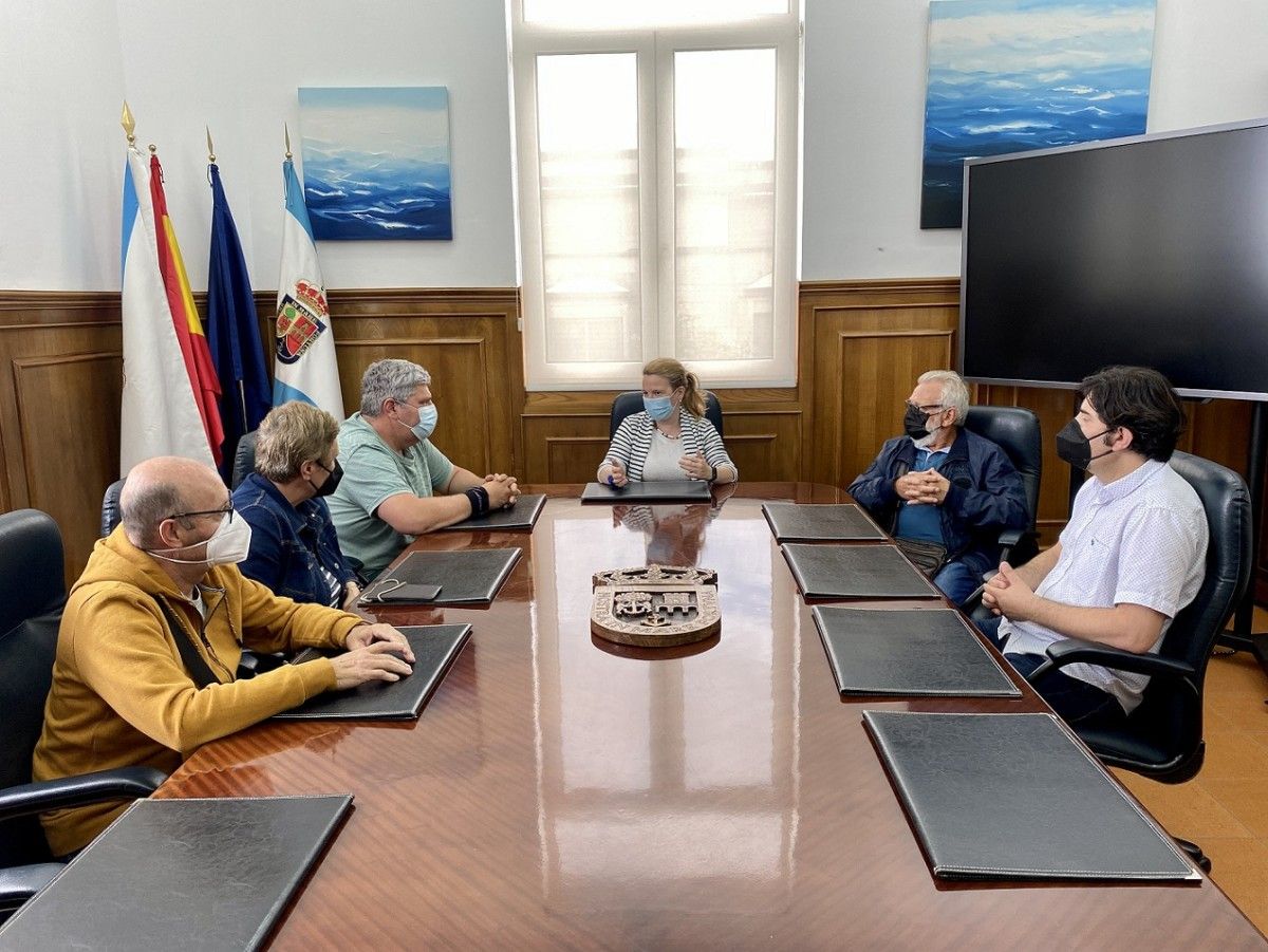La concejala de Cultura, Beatriz Rodríguez, se reunió con representantes de los grupos que participarán en los pasacalles para coordinar los trayectos