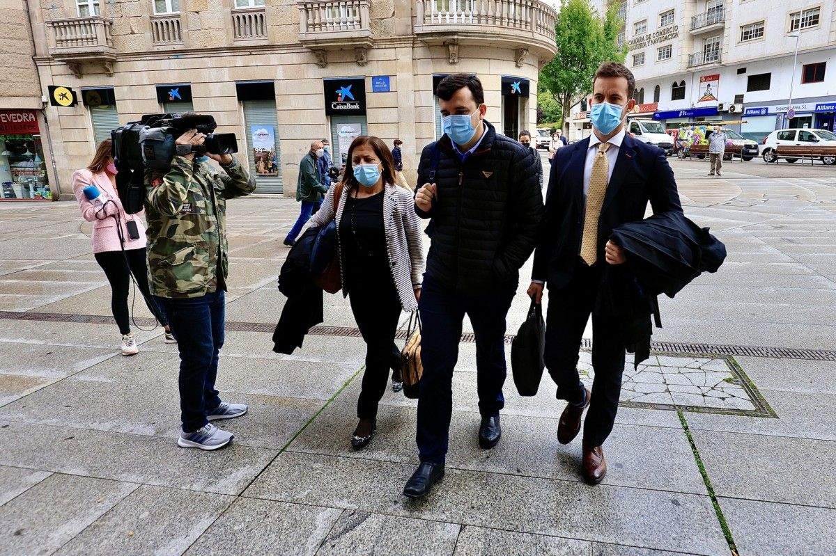 El acusado llega a la Audiencia con sus abogados