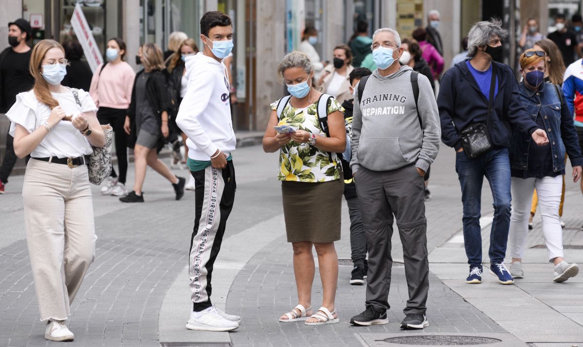 Xente paseando con máscaras por Pontevedra