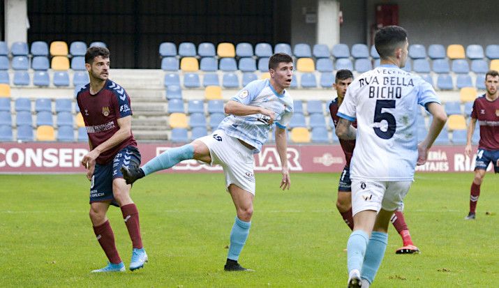 Brais Abelenda (centro) en el partido de liga entre Pontevedra y Compostela en Pasarón