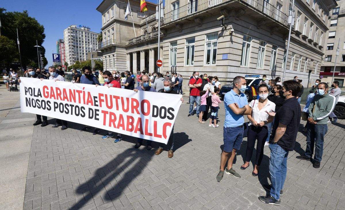 Concentración do comité de empresa de Ence-Pontevedra e traballadores da pasteira