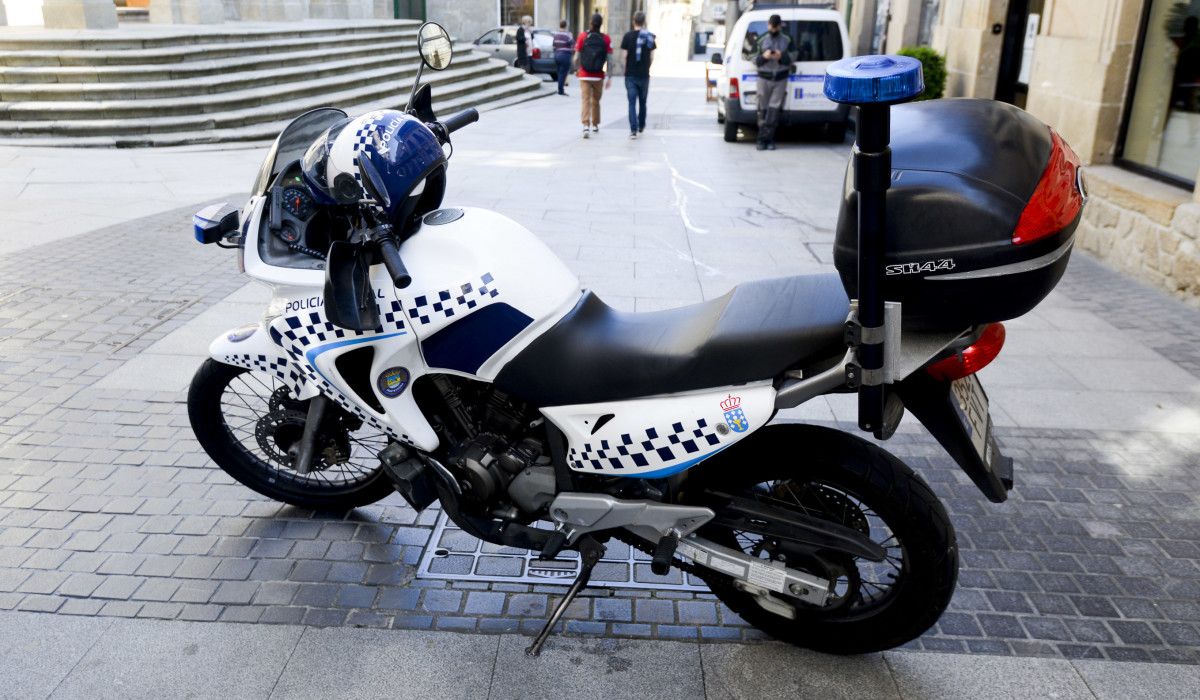 Moto da Policía Local de Pontevedra no casco histórico