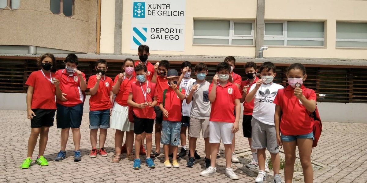 La base del CW Pontevedra recibe medallas por el compromiso durante la temporada