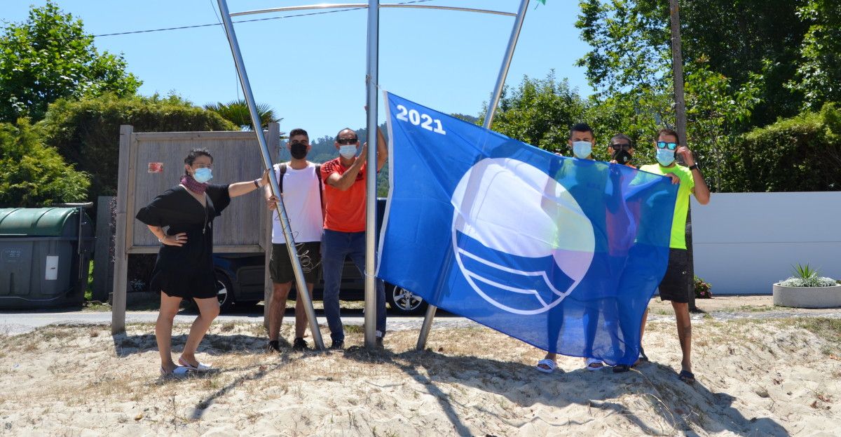 Acto de izado de las banderas azules en Bueu