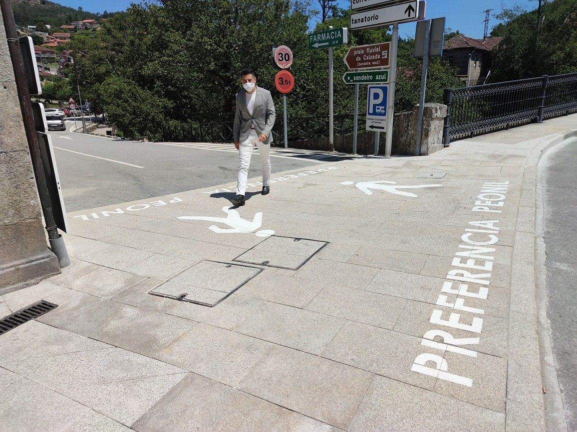 El alcalde de Ponte Caldelas Andrés Díaz estrena el nuevo paso de peatones en la Rúa da Ponte