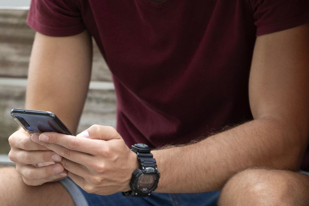 Una persona con un teléfono móvil en la mano