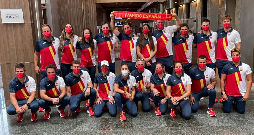 Támara Echegoyen (tercera, arriba por la izquierda) con el equipo español de vela al partir hacia Tokyo Támara Echegoyen (tercera, arriba por la izquierda) con el equipo español de vela al partir hacia Tokyo