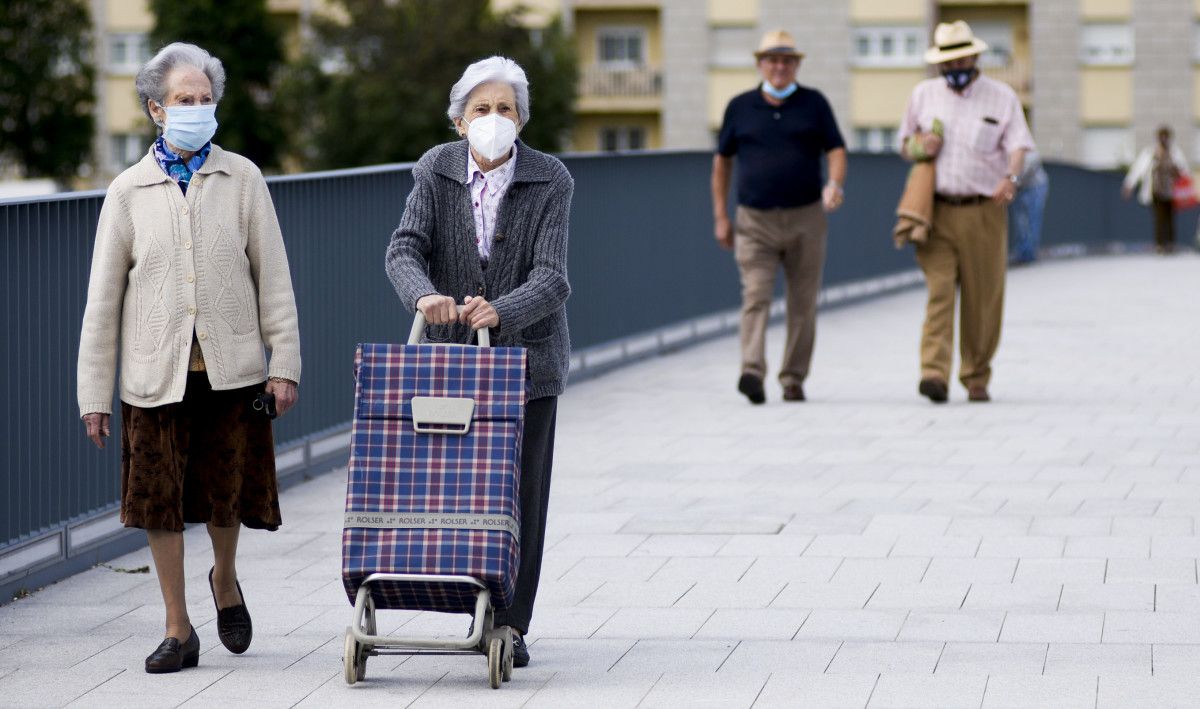 Persoas paseando con máscara polas rúas de Pontevedra