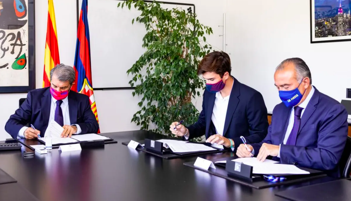 Coke Carrillo, firmando su renovación con el FC Barcelona hasta 2024