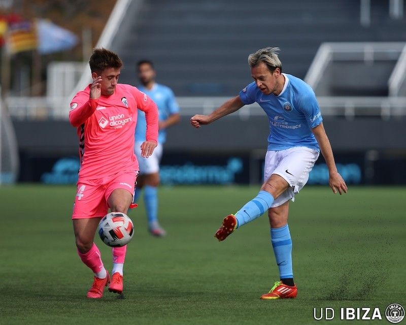 Alberto Rubio (izquierda) en un partido entre UD Ibiza y CD Alcoyano