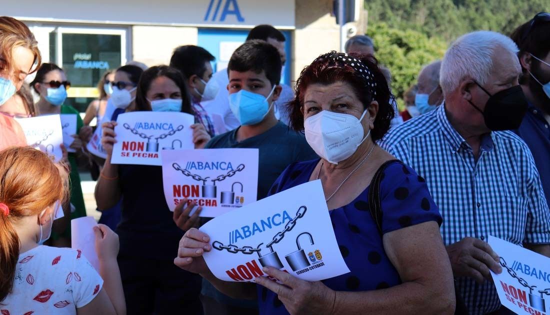 Protesta en Carballedo por el cierre de Abanca