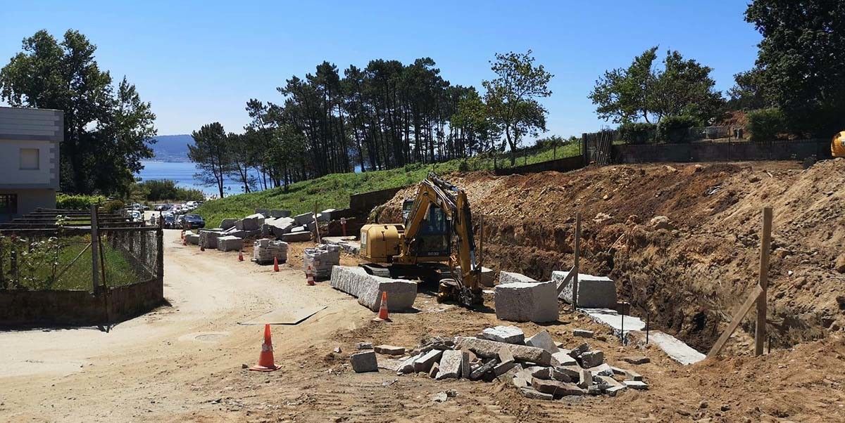 Obras en uno de los accesos a la playa de Canelas