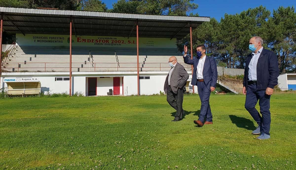 Visita de las autoridades al campo de fútbol de Mirallos
