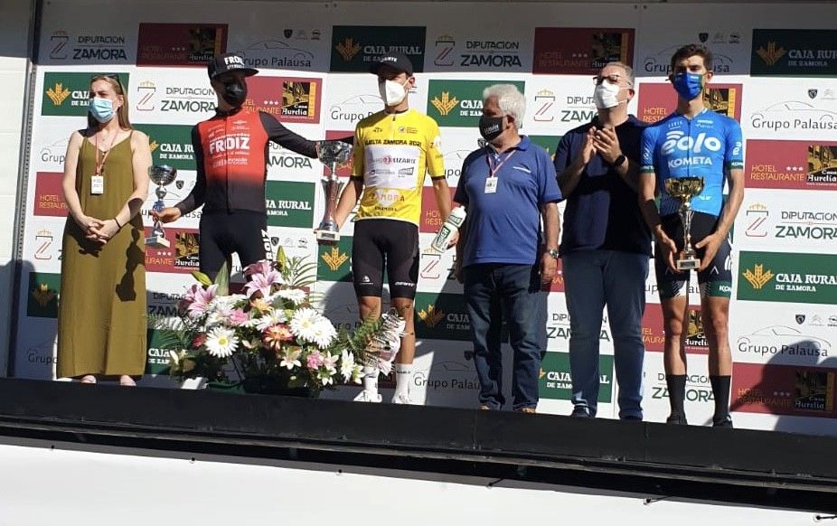 Podio final da Vuelta a Zamora con Víctor Etxeberría terceiro