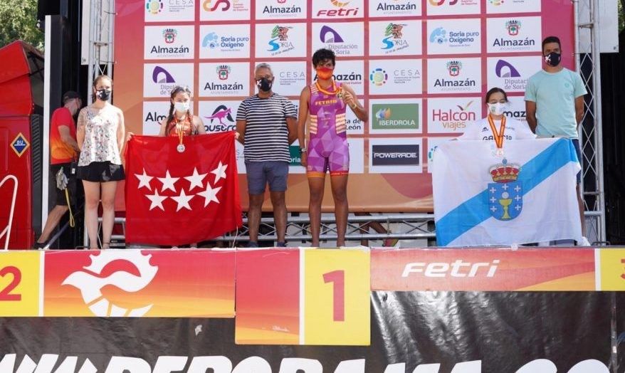 Nagore Otero (dereita) no podio do Campionato de España Escolar de Tríatlon