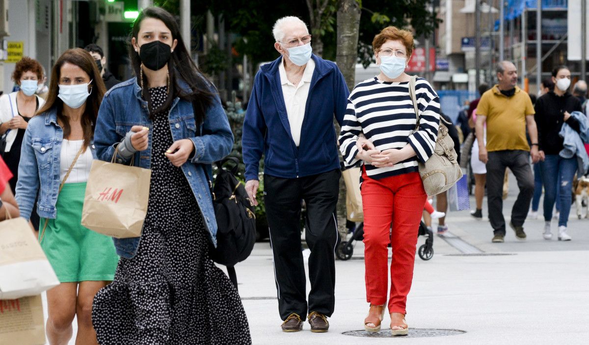 Xente paseando con máscaras en Pontevedra