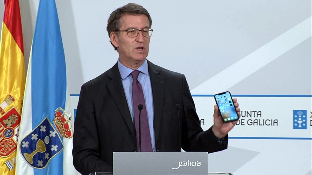 Alberto Núñez Feijóo, presidente da Xunta, amosa o móbil para referirse á app que permite descargar os certificados de vacinación