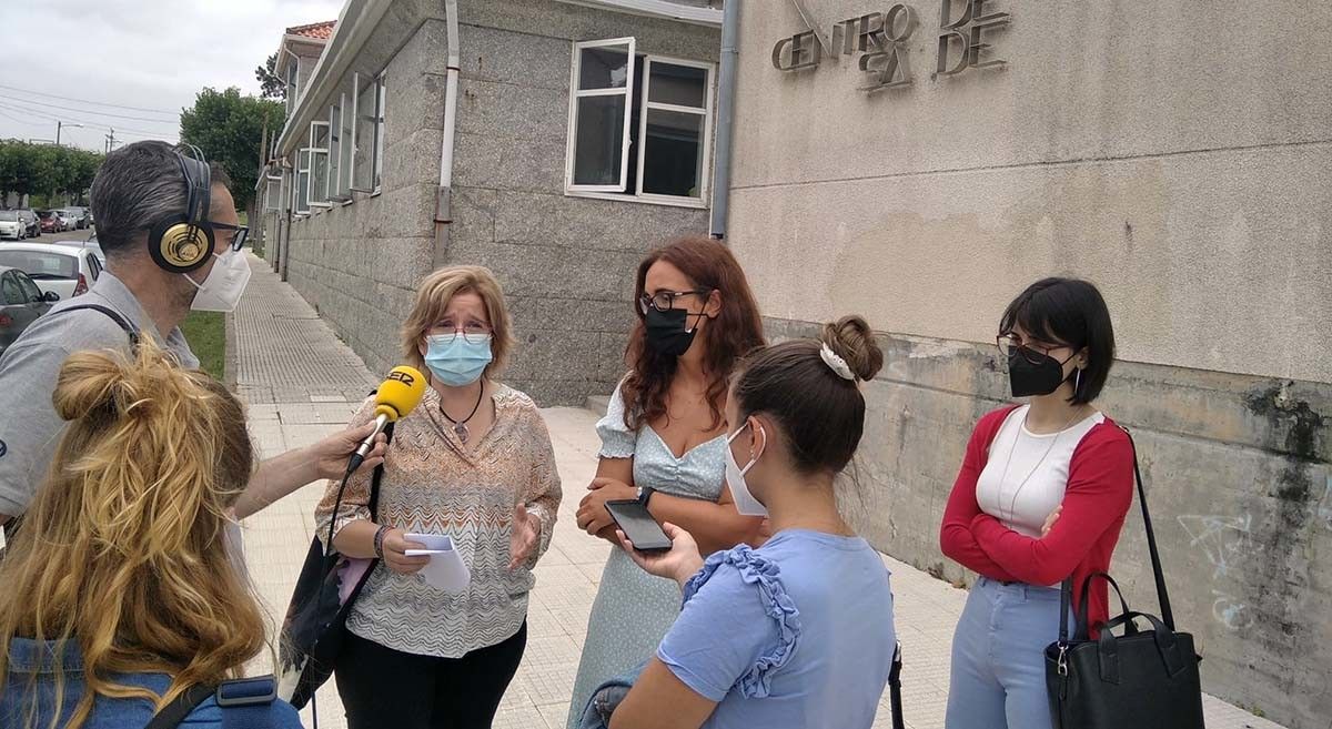 Montse Prado ante el centro de salud de Baltar