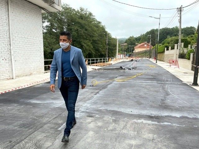 O alcalde Andrés Díaz na zona de obras na Estrada do Balneario