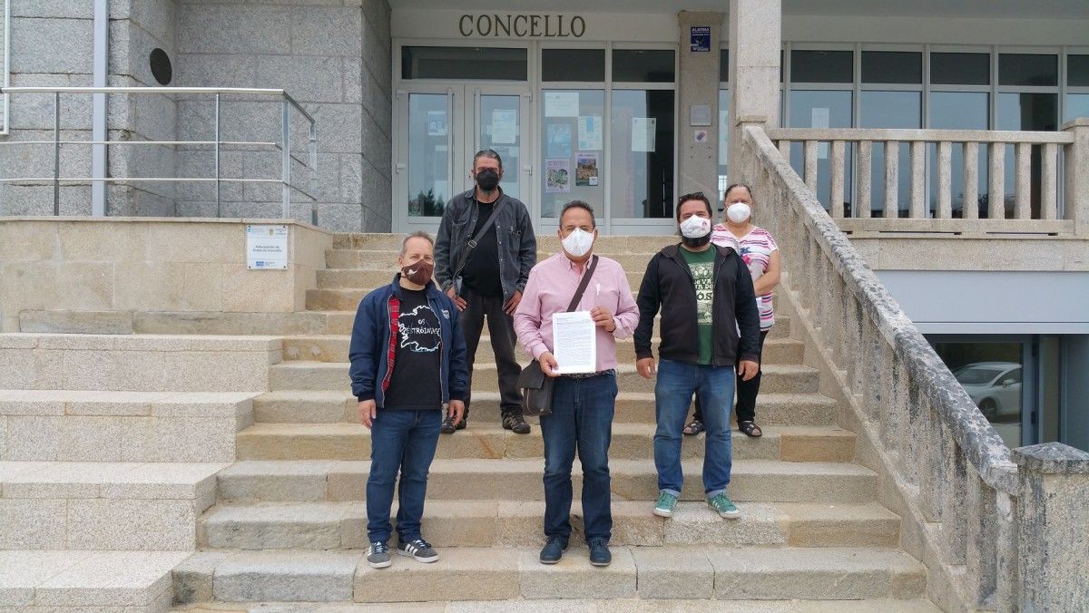 Miembros del BNG de Cerdedo-Cotobade que presentan las alegaciones a los parques eólicos de Siroco, Tramontana y Rula
