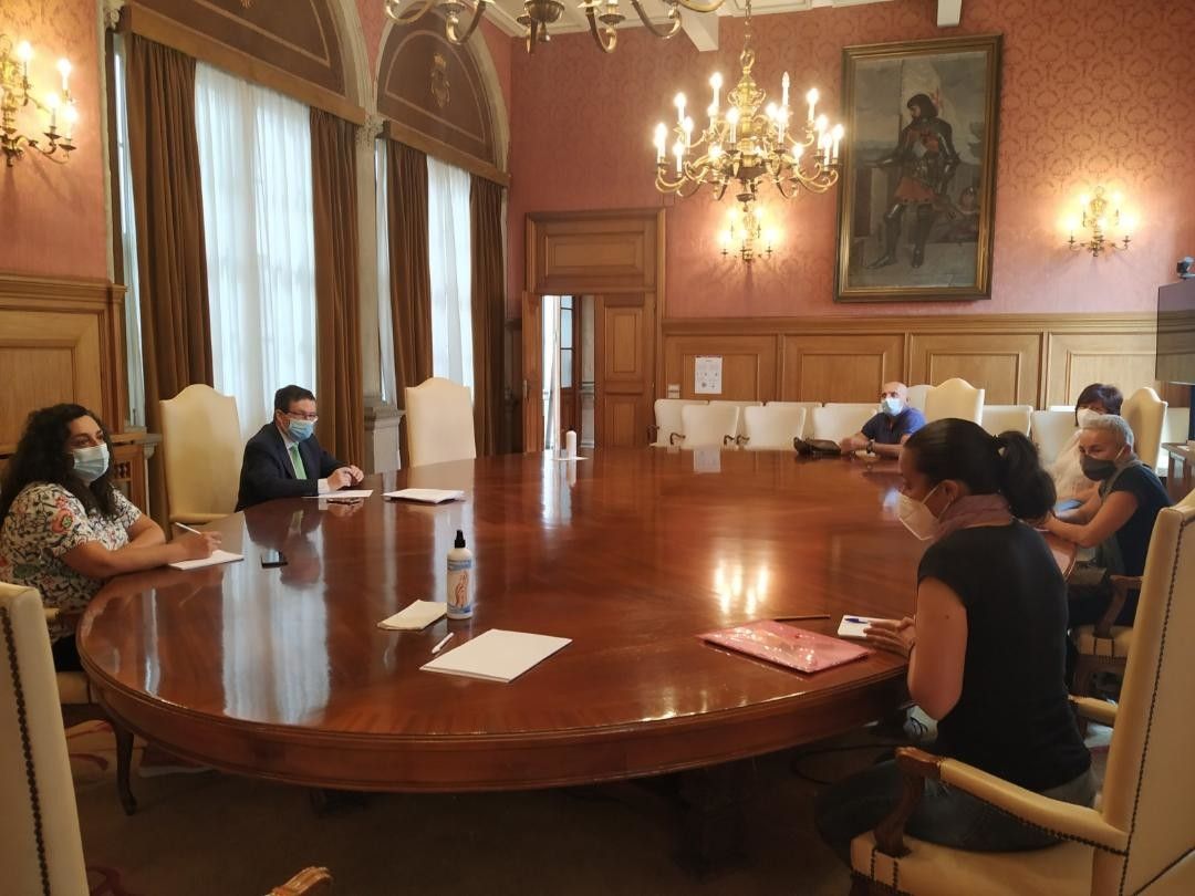 Reunión da Plataforma pola Defensa do Centro de Saúde de Seixo na Deputación 