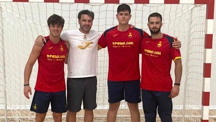 Carlos Álvarez, Jabato, Daniel Virulegio y Pablo González en una concentración de los Hispanos Juveniles