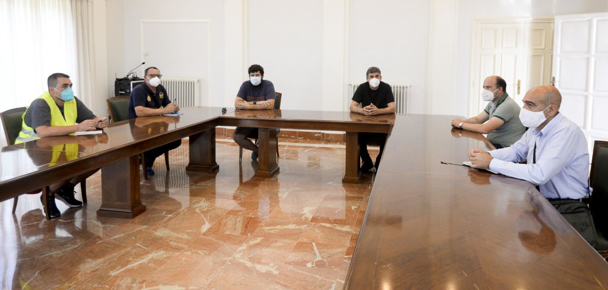 Representantes del comité de empresa de la fábrica de Ence durante el encuentro con la subdelegada del Gobierno