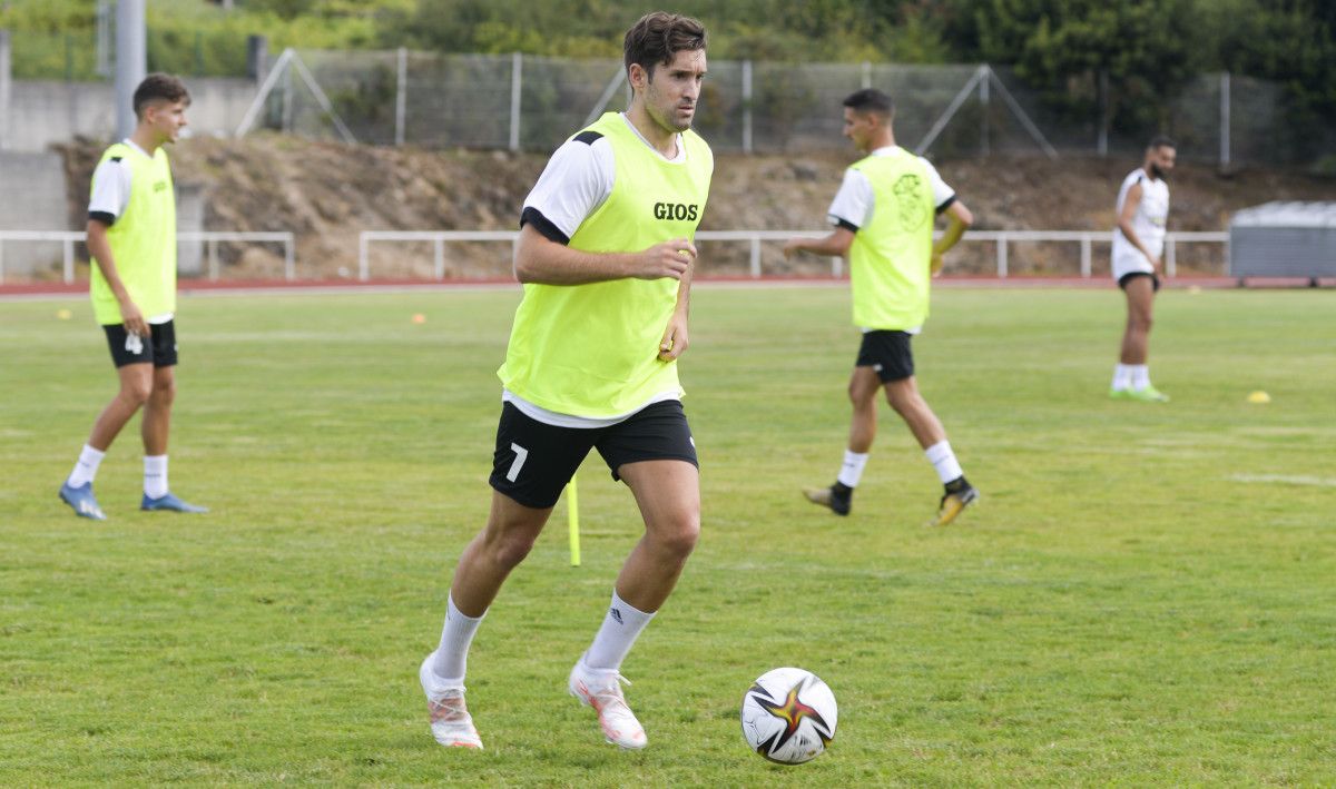 Luismi, en un entrenamiento del Arosa 2021/2022, temporada de debut en 2ª RFEF