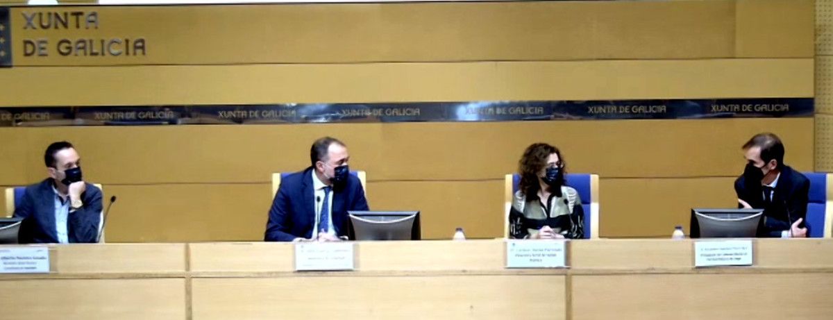 Representantes do comité clínico durante a rolda de prensa