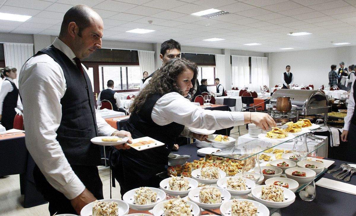 Los alumnos del CIFP Carlos Oroza se preparan para servir el buffet de los Premios Príncipe de Asturias