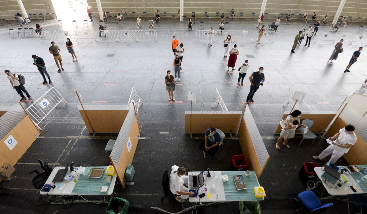 Primeira xornada de vacinación no recinto feiral de Pontevedra a persoas nadas a partir do 1990