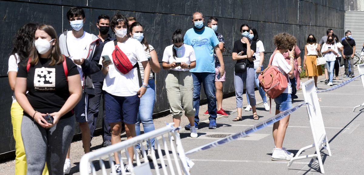 Primeira xornada de vacinación no recinto feiral de Pontevedra a persoas nadas a partir do 1990