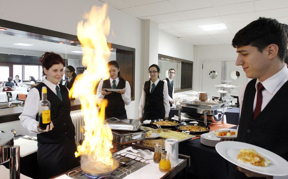Os alumnos do CIFP Carlos Oroza prepáranse para servir o buffet dos Premios Príncipe de Asturias