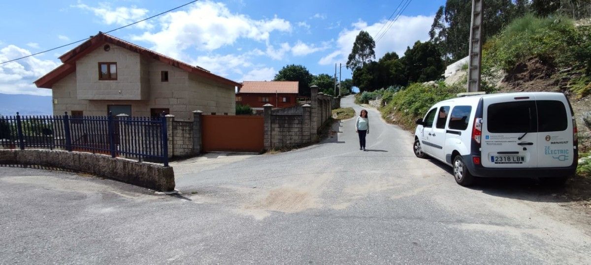 A concelleira de Obras e Servizos Municipais de Poio, Chelo Besada, visita o lugar de Covadalaxe, na parroquia de Samieira