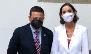 El alcalde de Cuntis, Manuel Campos, con la ministra de Industria, Reyes Maroto