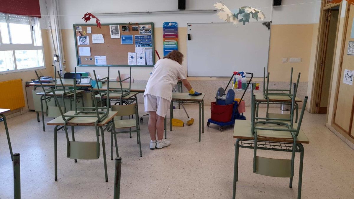 Unha traballadora do servizo de limpeza nun centro escolar